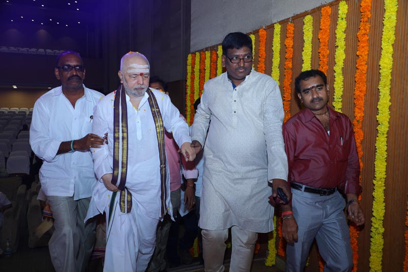 Sri Mulugu Ramalingeshwara Varaprasad Siddhanti was honoured with Jyotishyasastra Vignana Visharadha at Tummalapalli Kalakshetram, Vijayawada (99)